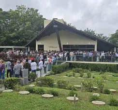 Divaldo Franco é enterrado sob aplausos e forte comoção em Salvador