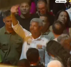 Governador da Bahia é flagrado caindo no samba na Micareta de Feira