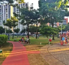 Pessoa é baleada durante tentativa de assalto em praça de Salvador
