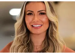 Andressa Urach anuncia desejo de fazer faculdade: 'Barbie profissões'
