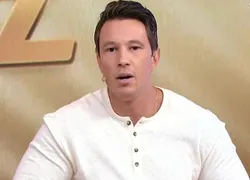 Apresentador do 'Fofocalizando' passa mal ao vivo e abandona programa