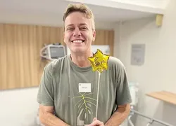 Ator de 'Garota do Momento' termina tratamento contra tumor no cérebro