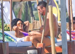 Bella Campos e Cauã Reymond gravam 'Vale Tudo' em praia carioca; FOTOS