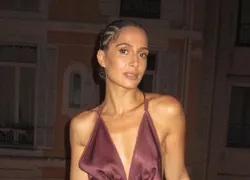 Camila Pitanga rouba a cena com vestido decotado no Festival de Cannes