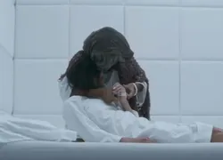 Garota do Momento: Clarice surta em manicômio e ganha ajuda inesperada