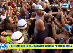 Léo Santana 'abandona' trio e atravessa multidão na Micareta de Feira