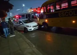 Motorista de micro-ônibus escolar passa mal e atinge veículos na Bahia