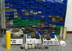 Mulher é presa com 331 tabletes de maconha e explosivos em casa na BA