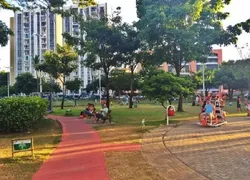 Pessoa é baleada durante tentativa de assalto em praça de Salvador