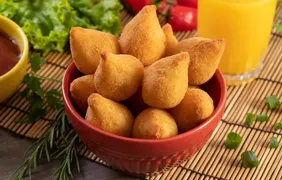 Petiscos: aprenda a fazer coxinha prática em 60 minutos