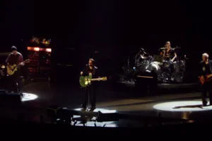 Bono Vox completa 65 anos; relembre os grandes sucessos do U2