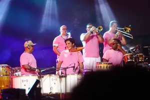 Filho de Ivete Sangalo rouba a cena ao tocar no Festival de Verão