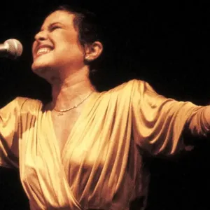Elis Regina completaria 80 anos; ouça maiores sucessos que interpretou