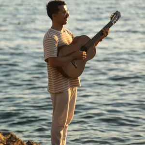 'Me Diga Oxe' é o novo single do cantor e compositor Tiri