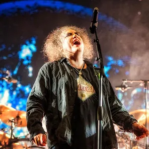 Robert Smith completa 66 anos; qual sua música favorita do The Cure?