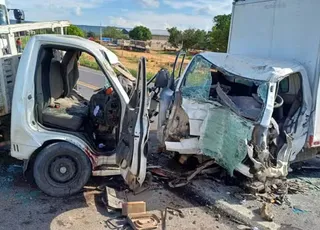 Batida entre caminhões mata motorista e deixa três feridos no oeste