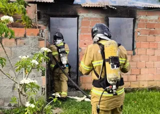 Casa é incendiada após botijão de gás explodir em Porto Seguro