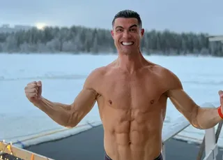 Cristiano Ronaldo fica sem roupa na neve e manda mensagem de Natal