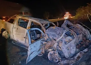 Duas pessoas morrem carbonizadas em acidente de carro na BR-116