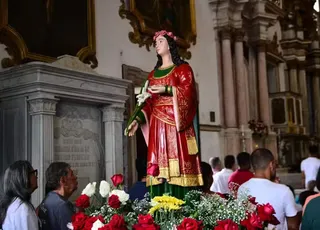 FOTOS: Devotos se reúnem em celebração a Santa Luzia em Salvador