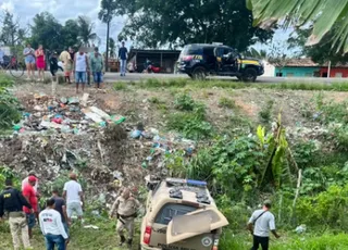 Homem ataca PMs da Bahia dentro de viatura e provoca acidente na BR-10