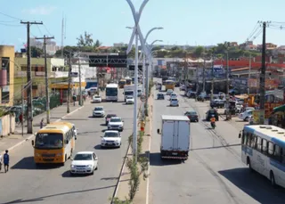 Homem morre atropelado enquanto caminhava em avenida de Salvador