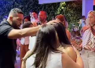 Neymar Jr e noiva surpreendem e interrompem evento para momento íntimo