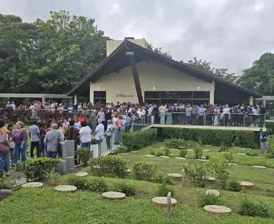 Divaldo Franco é enterrado sob aplausos e forte comoção em Salvador