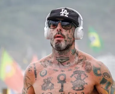 Tico Santta Cruz exibe abdômen trincado após ano de 'frustrações'