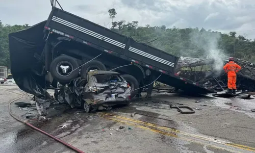 
				
					Acidente envolvendo três veículos deixa 38 mortos na BR-116
				
				