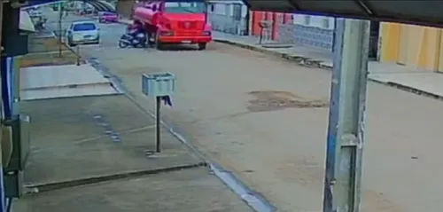 
				
					Adolescente morre após cair de moto e ser atingido por caminhão na BA
				
				
