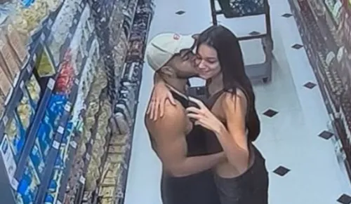 
				
					Alane Dias abre álbum de fotos e assume namoro com Francisco Gil
				
				