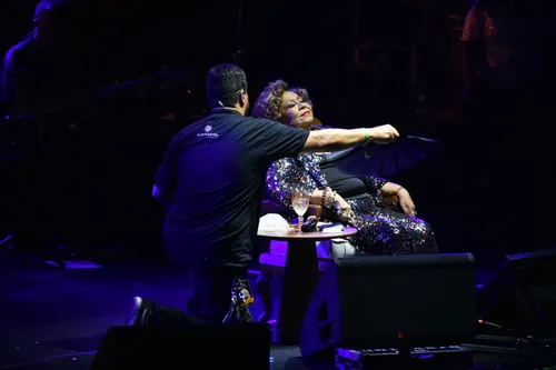 
				
					Alcione passa mal e deixa palco de show em Recife; veja momento
				
				