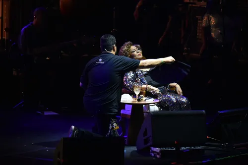 
				
					Alcione passa mal e deixa palco de show em Recife; veja momento
				
				