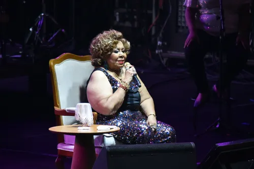 
				
					Alcione passa mal e deixa palco de show em Recife; veja momento
				
				