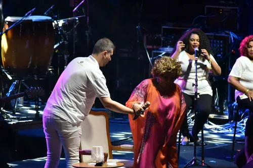 
				
					Alcione passa mal e deixa palco de show em Recife; veja momento
				
				