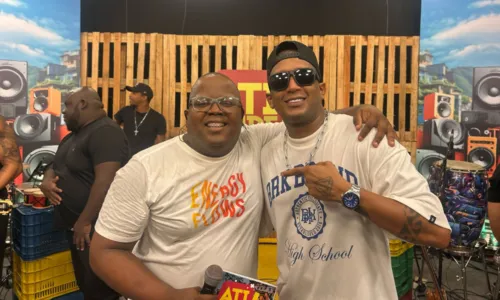 
				
					Alex Maxx celebra nova fase da carreira solo e parceria com Tatau
				
				