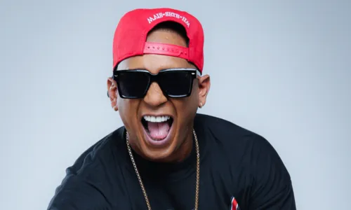 
				
					Alex Maxx celebra nova fase da carreira solo e parceria com Tatau
				
				