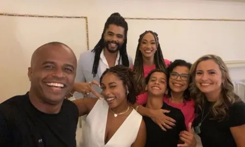 
				
					Aline Patriarca reencontra Diogo Almeida e posa com família do ator
				
				