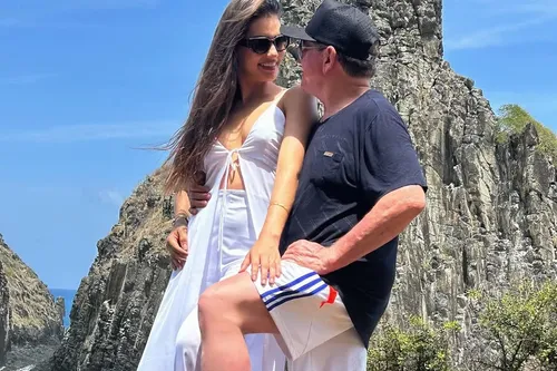 
				
					Amado Batista marca casamento com miss 50 anos mais nova; saiba tudo
				
				