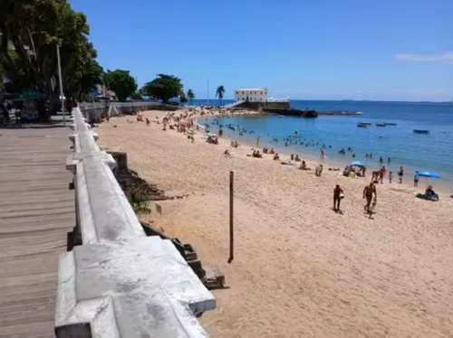 
				
					Ambulantes protestam e não montam sombreiros no Porto da Barra
				
				