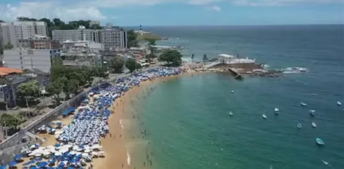 
				
					Ambulantes protestam e não montam sombreiros no Porto da Barra
				
				