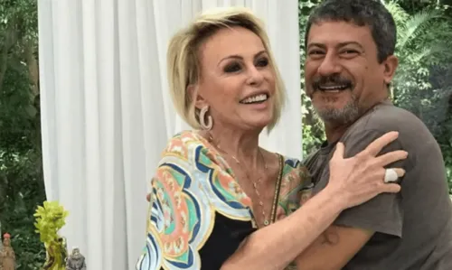 
				
					Ana Maria Braga desaba com 'recado' de Tom Veiga: 'Vim te visitar'
				
				