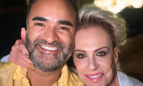 
				
					Ana Maria Braga surge de biquíni ao lado de namorado e agita web
				
				