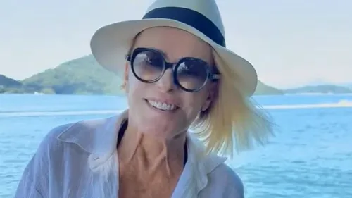
				
					Ana Maria Braga faz rara aparição com a filha e netos em folga; veja
				
				