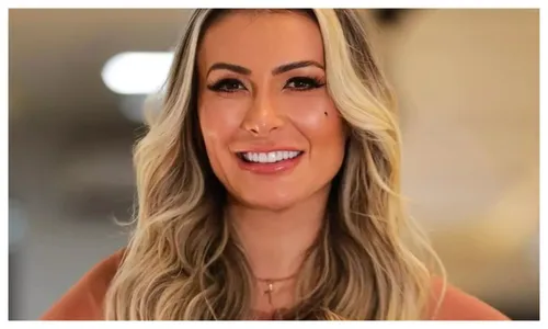 
				
					Andressa Urach anuncia desejo de fazer faculdade: 'Barbie profissões'
				
				