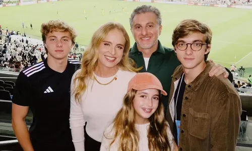 
				
					Angélica compara filhos e cita atitudes de Benício: 'Mais trabalho'
				
				