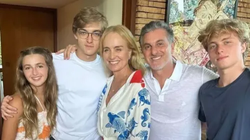 
				
					Angélica desabafa de conversa com filho: 'Nunca sei'
				
				