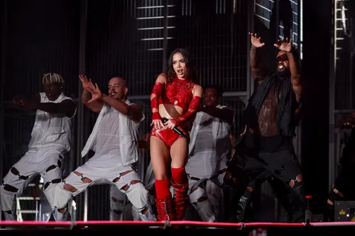 
				
					Anitta é 'censurada' ao cantar música explicita em show de Copacabana
				
				