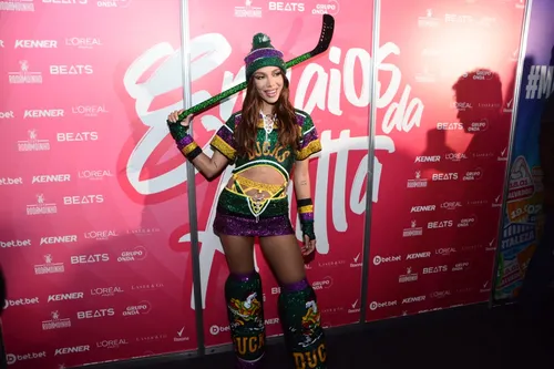 
				
					'Ensaios da Anitta': famosos marcam presença no show em Salvador
				
				